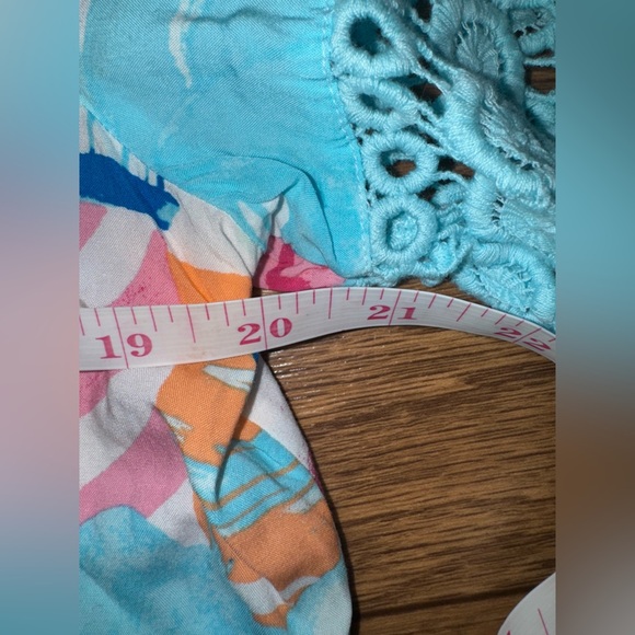 CROWN AND IVY M Blue Beach Orint Green FLORAL 3/4 SLEEVE TUNIC TOP BLOUSE. EUC! - Picture 5 of 5